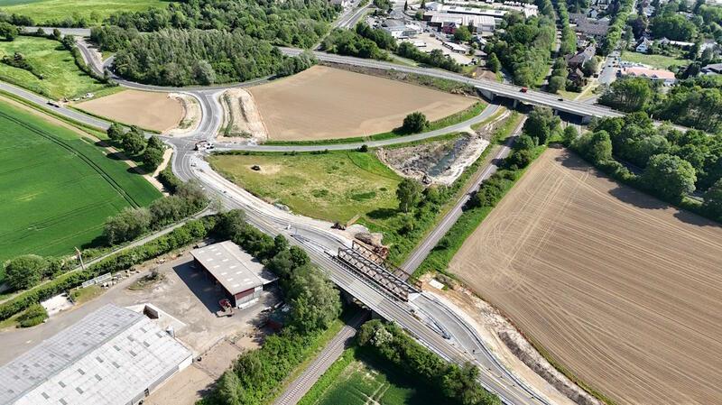 Um den Verkehr von der alten B 6-Brücke umzuleiten, wurde eine Querspange im Bereich der AS Salzgitter-Bad gebaut. Der Ütschenweg wurde verbreitert und eine Brücke über die Bahnschienen errichtet.