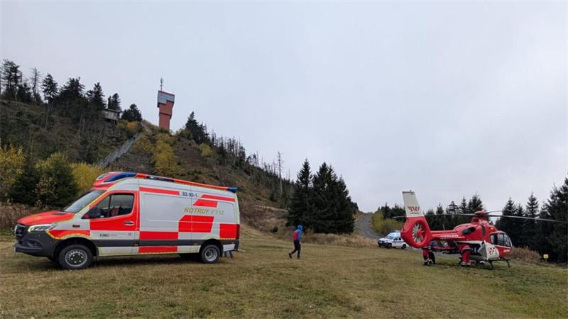 Das Foto zeigt einen Rettungshubschrauber und einen Rettungswagen.