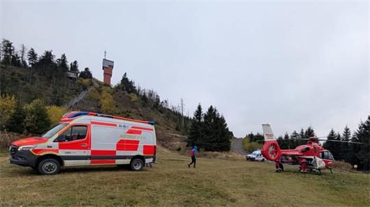 Das Foto zeigt einen Rettungshubschrauber und einen Rettungswagen.