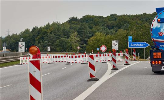 Um die Arbeiten an der Wöhlertalbrücke abschließen zu können, wird die A7 zwischen Hildesheim und dem Dreieck Salzgitter am Wochenende vom 2. und 5. September in beide Fahrrichtungen gesperrt. Umleitungen sind eingerichtet und ausgeschildert. Foto: dpa