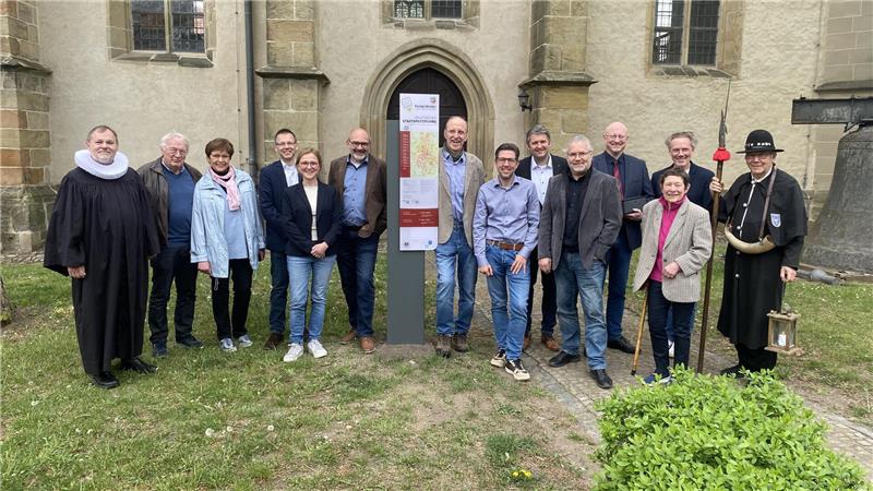 Um die Audioguides offiziell einzuweihen, kommen zahlreiche Vertreter der Stadt, der Gemeinde, der Stadtführer sowie die Unterstützer und Initiatoren zusammen.
