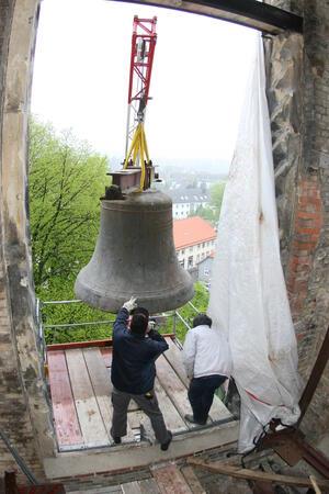Um die Glocken in den Turm zu bekommen, muss ein Teil der Wand herausgenommen werden.

