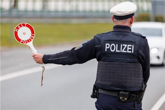 Um die Schleusungskriminalität stärker zu bekämpfen und irreguläre Migration zu begrenzen, hat die Bundesinnenministerin Grenzkontrollen angeordnet.