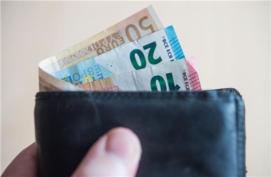 Um die teuren Energiepreise abzufedern, bekommen alle einkommensteuerpflichtig Erwerbstätigen im September einmalig 300 Euro vom Staat als Bonus. Wann wird das Geld ausgezahlt? Und wie viel bleibt netto davon übrig und was gilt für Selbstständige? Foto: dpa