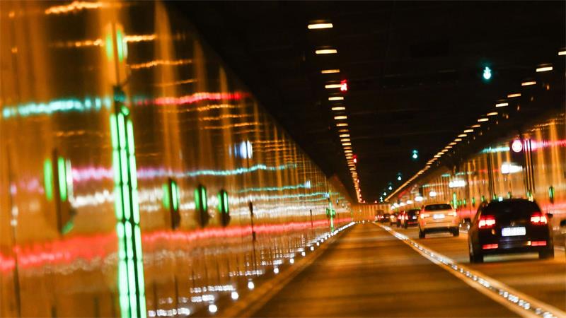 Erweiterte A7 südlich des Elbtunnels offiziell freigegeben Um gefährliche Staus im Elbtunnel zu vermeiden, werden nur drei der vier vorhandenen Spuren je Fahrtrichtung freigegeben. (Archivbild)