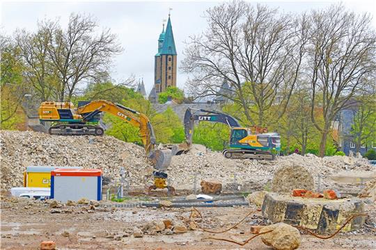 Um im Pfalzquartier Platz für ein Vier-Sterne-Hotel samt Stadthalle zu schaffen, waren in den vergangenen Monaten die Bagger aktiv.  Foto: Epping
