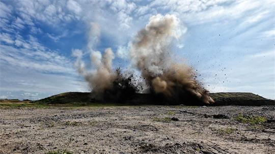 Um in Hochwassernotlagen Deiche zur Entlastung sprengen zu können, trainierten THW-Einsatzkräfte so ein Szenario nun im Landkreis Cuxhaven.