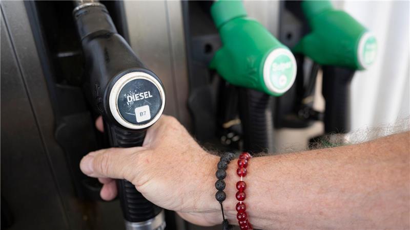 Um knapp 17 Cent sank die Steuer auf Benzin und Diesel - komplett ist dies bisher nicht an den Zapfsäulen angekommen. (Archivbild)