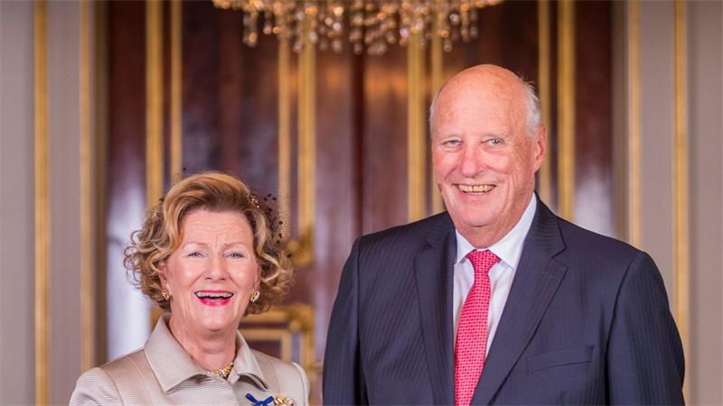 König Haralds beste Sprüche: Humor mit Herz Um seine große Liebe Sonja kämpfte Harald neun Jahre lang. Während ihrer langen Beziehung neckte der König seine Frau mehr als einmal. (Archivbild)