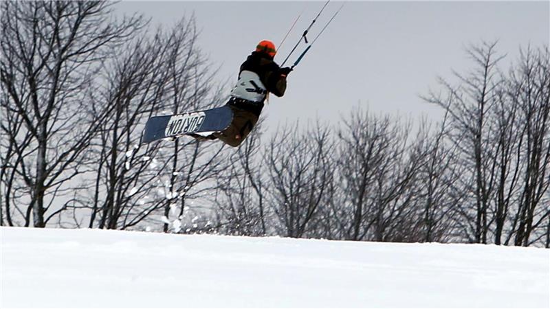 Um sich nach Sprüngen nicht zu verletzen, sollte der Schnee mindestens 15 bis 20 Zentimeter tief sein. 