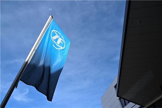 Um wettbewerbsfähiger zu werden, will der Autozulieferer ZF seine Kosten um etwa sechs Milliarden Euro senken.