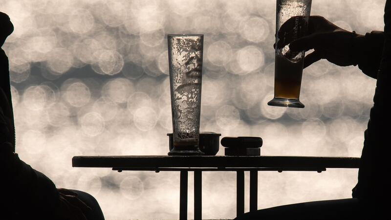So gelingt der Verzicht auf Alkohol Um zu entspannen gönnen sich viele Menschen nach getaner Arbeit gern ein Bier - aber gesund ist das auf Dauer nicht.