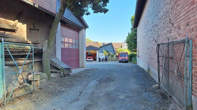 Ja vom Ausschuss: Feuerwehr Wehre soll einen Anbau bekommen Um zum Wehrer Feuerwehrgerätehaus zu gelangen, muss diese Hofeinfahrt passiert werden. Die Zufahrt genießt Bestandsschutz.