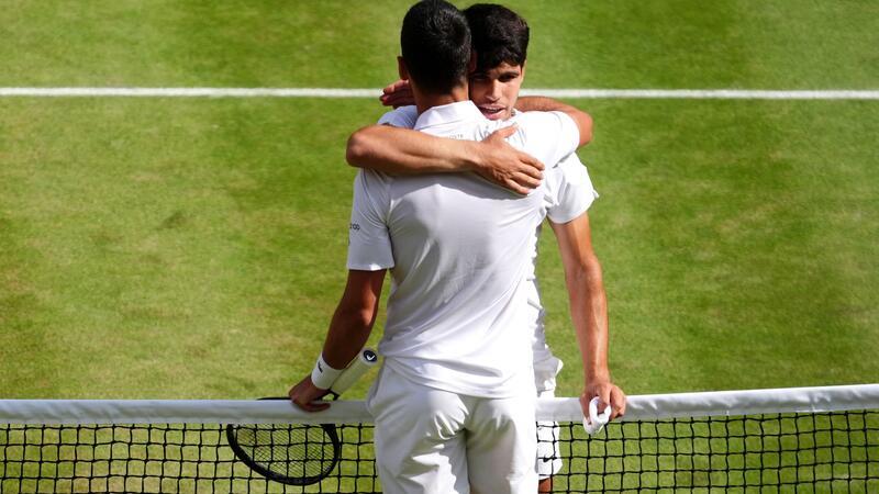 Alcaraz als „Genie“ - Endgültig Wachablösung im Tennis? Umarmung der beiden Gegner am Netz.
