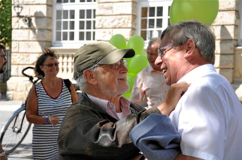 Umarmung für den „Feuerwehrmann“: Reinhard Guischard herzt den Ersten Stadtrat Burkhard Siebert.