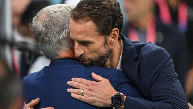 Umarmung mit dem Amtskollegen: Frankreich besiegt England.