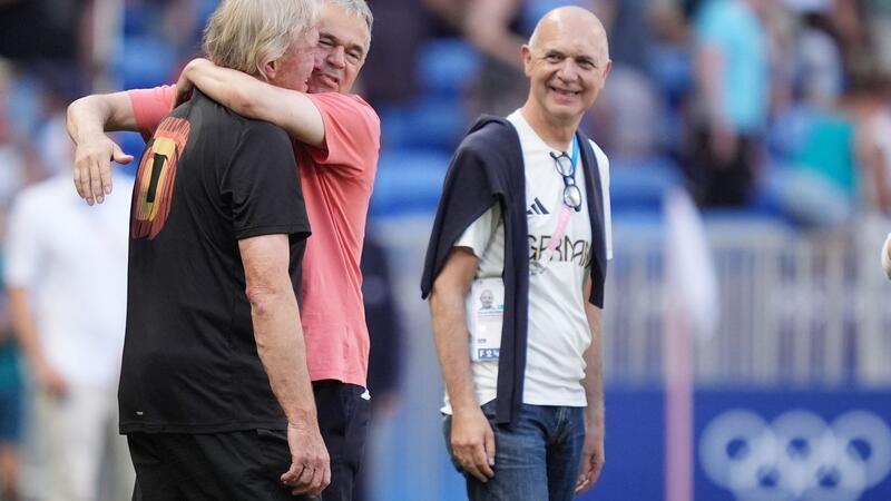 DFB-Frauen bejubeln Bronze zum Hrubesch-Abschied Umarmung zum emotionalen Abschluss: Horst Hrubesch und DFB-Funktionäre