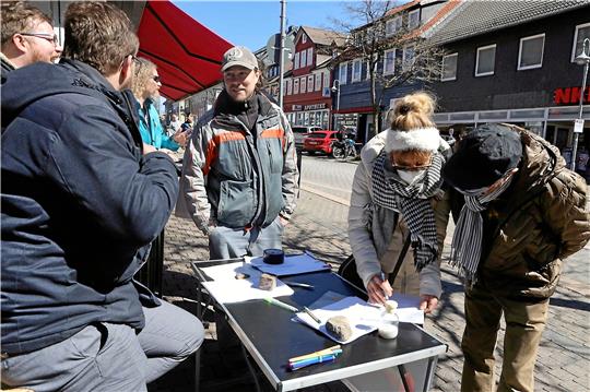 Umfrage in der Adolph-Roemer-Straße am Karsamstag: Für die Glück-Auf-Gruppe um Carsten Rehling (3. von links) ergibt sich ein eindeutiges Bild unter den Befragten, wie der Initiator gegenüber der GZ sagt.  Foto: Neuendorf