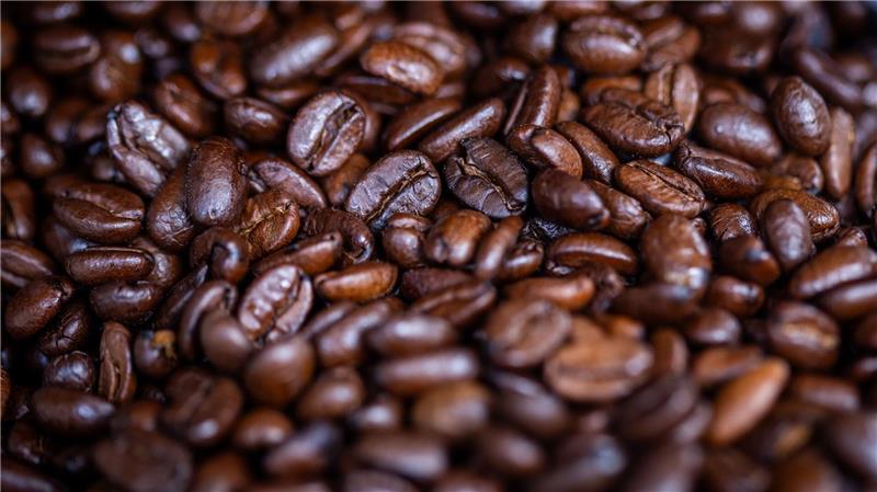 Umfragen zufolge trinken 68 Prozent der Menschen in Deutschland täglich Kaffee, 15 Prozent mehrmals wöchentlich. (Archivbild)