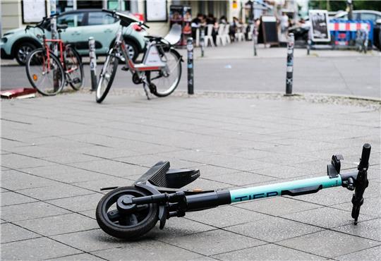 Umgekippte E-Roller mitten auf dem Geh- oder Fahrradweg können zu Unfällen führen.