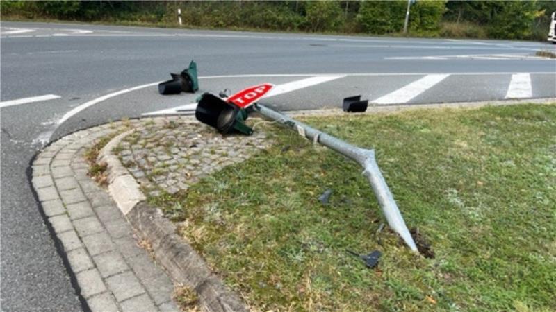 Umgeknickt: Die Linksabbiegerampel nach Goslar ist defekt. Bis sie wieder funktioniert, kann es etwas dauern. Der Verkehr wird trotzdem geregelt.
