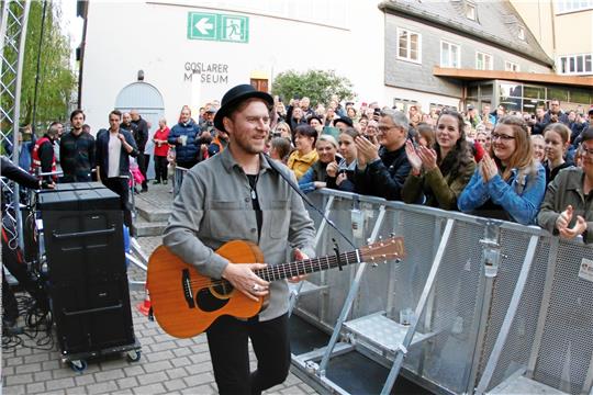 Umjubelt: Der Auftritt von Johannes Oerding auf der Museumsplaza.  Foto: Epping