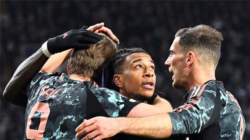 Bayern vor Achtelfinal-Einzug - Nach Schreckmoment zum 2:1 Umjubelter Bayern-Torschütze: Michael Olise (M).