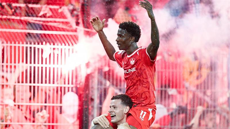 Verletzte und Festnahmen: Ausschreitungen bei Südwest-Derby Umjubelter Siegtorschütze: Ibrahim Kanaté.