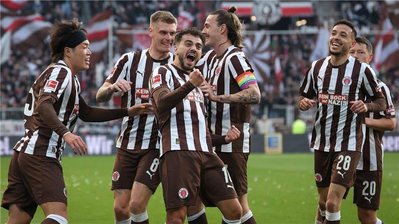 Umjubelter Torschütze: St. Paulis Danel Sinani (3.v.l.) nach seinem Tor zum 1:0