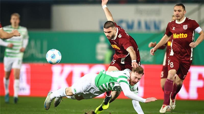 Nächster Auswärtsflop: Regensburg verliert auch in Fürth Umkämpft ging es zu im Ronhof, hier zwischen Fürths Jannik Mause (unten) und dem Regensburger Rasim Bulic.