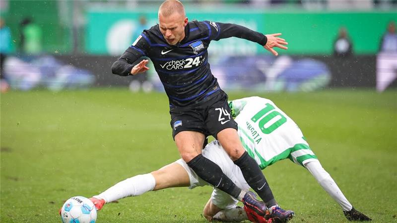 Hertha verliert nach Pokal-Aus auch in Fürth Umkämpfte Partie im Ronhof: Fürths Branimir Hrgota (r) und Jon Dagur Thorsteinsson von Hertha rangeln um den Ball.