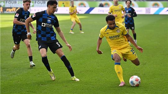 Umkämpftes Duell: Paderborns Santiago Castaneda und Braunschweigs Leon Bell Bell.