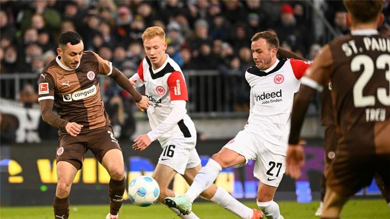 Umkämpftes Duell zwischen dem FC St. Pauli und Eintracht Frankfurt