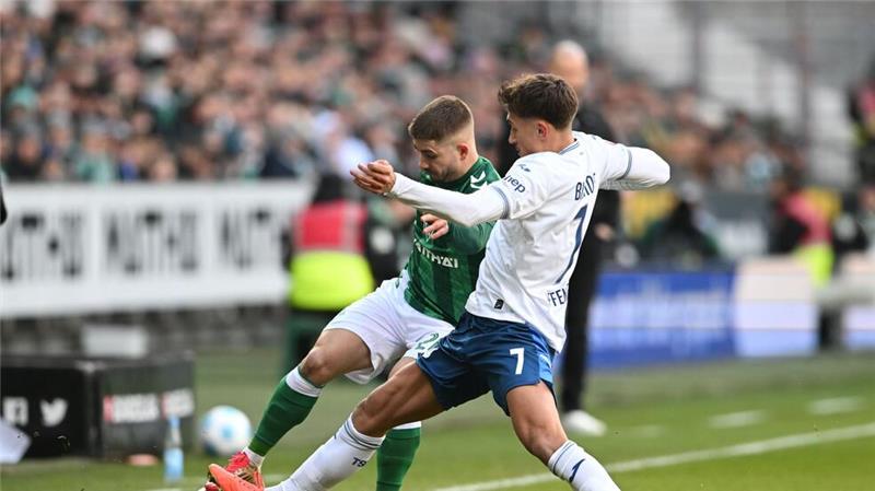 Umkämpftes Spiel: Werders Romano Schmid (l) und Hoffenheims Torschütze Tom Bischof im Duell.  