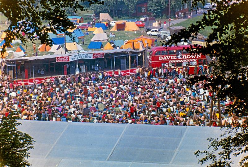Umlagerte Bühne beim Festival 1971 – rund 30 000 Begeisterte tummelten sich auf der Wiese an der Kalkrösecke am Rande des Harzstädtchens.  Foto: Privat