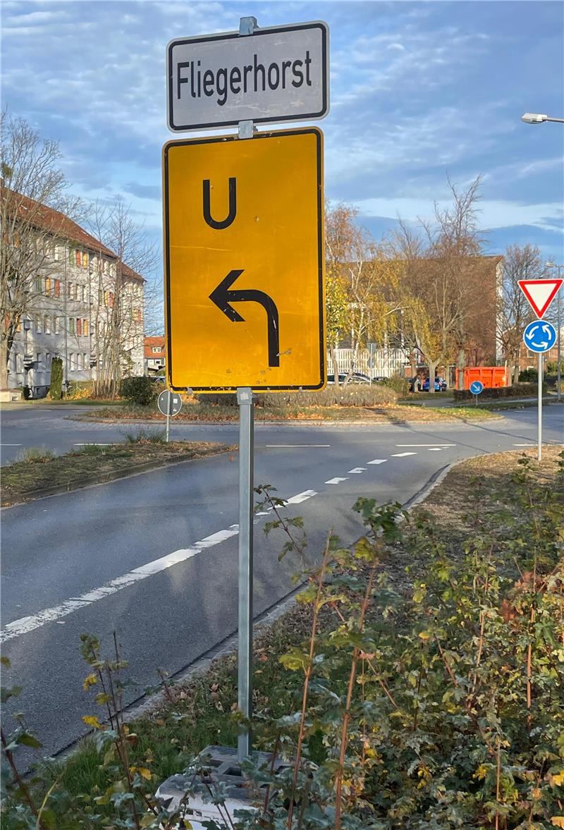 Am Kreisel vorher steht ein Umleitungsschild. 