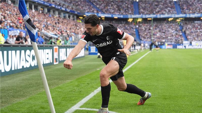 Tor als Abschiedsgeschenk? - Vuskovic: „Zweite Heimat“ Umstrittener Jubel: Freiburgs Torschütze und Ex-St. Paulianer Igor Matanovic boxt eine HSV-Eckfahne nach seinem Treffer zum 1:1.
