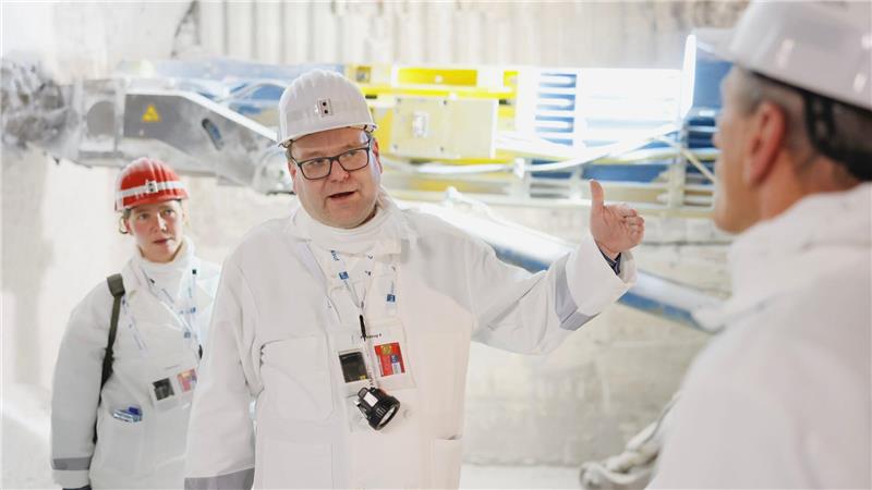 Umwelt Minister Christian Meyer (Mitte) von den Grünen freut sich über den ersten Antrag zur Bergung des Asse-Mülls. (Archivbild) 