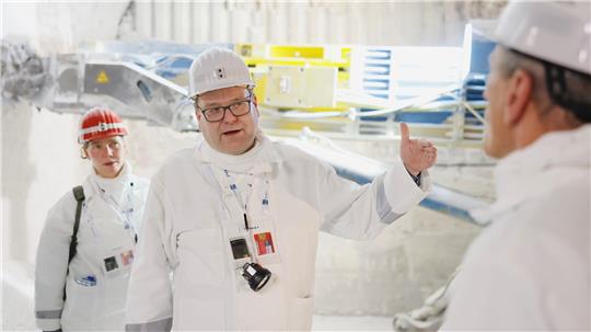 Umwelt Minister Christian Meyer (Mitte) von den Grünen freut sich über den ersten Antrag zur Bergung des Asse-Mülls. (Archivbild) 