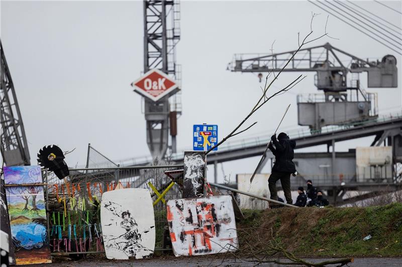 Polizei räumt Barrikade bei Lützerath Umweltaktivisten im Protestcamp unmittelbar an der Abrisskante des Braunkohletagebaus Garzweiler II.