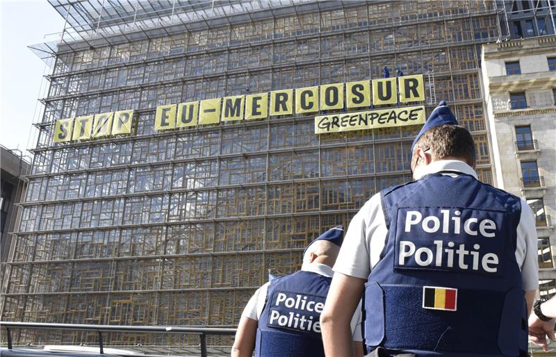 Gegen Handelsabkommen: Aktivisten stören EU-Ministertreffen Umweltaktivistinnen und -aktivisten sind aus Protest gegen ein Handelsabkommen mit südamerikanischen Staaten auf das Gebäude des EU-Ministerrats geklettert. Sie brachten dort am Donnerstag Banner mit der Aufschrift «Stop EU Mercosur» an.