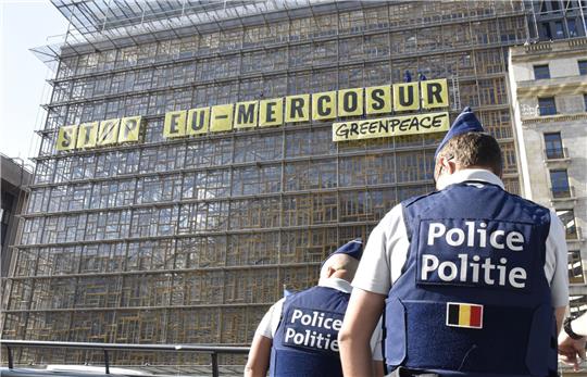 Umweltaktivistinnen und -aktivisten sind aus Protest gegen ein Handelsabkommen mit südamerikanischen Staaten auf das Gebäude des EU-Ministerrats geklettert. Sie brachten dort am Donnerstag Banner mit der Aufschrift «Stop EU Mercosur» an.