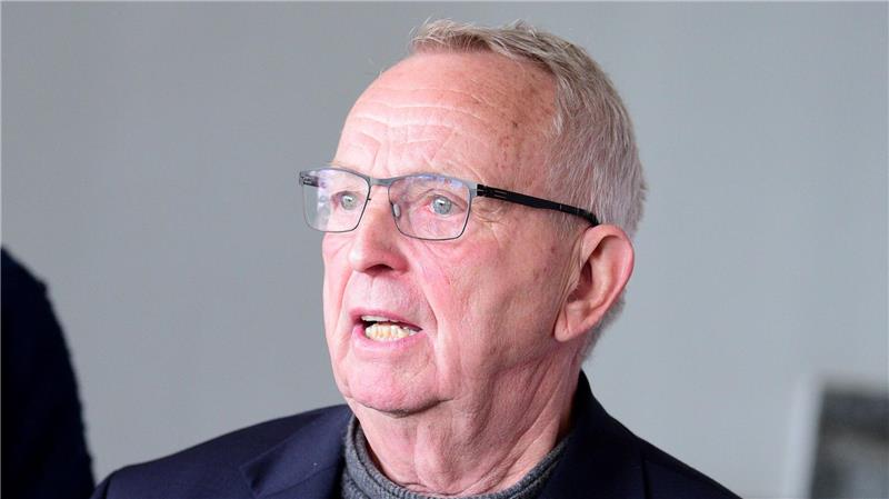 Ostsee-Buckelwal sitzt wieder fest Umweltminister Backhaus sorgt sich um den Buckelwal vor der Küste Mecklenburg-Vorpommerns.