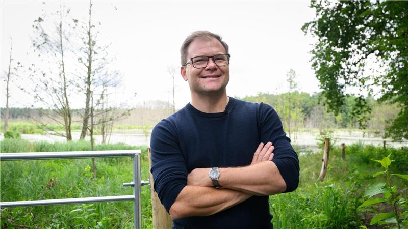 Geschäftsmodell Moor: Bund fördert Wiedervernässung Umweltminister Carsten Schneider (SPD); hier bei einem Besuch der wiedervernässten Möllmer Seewiesen in Brandenburg, glaubt: Von nasseren Mooren kann nicht nur das Klima profitieren, auch die Landwirte gewinnen. (Archivbild)