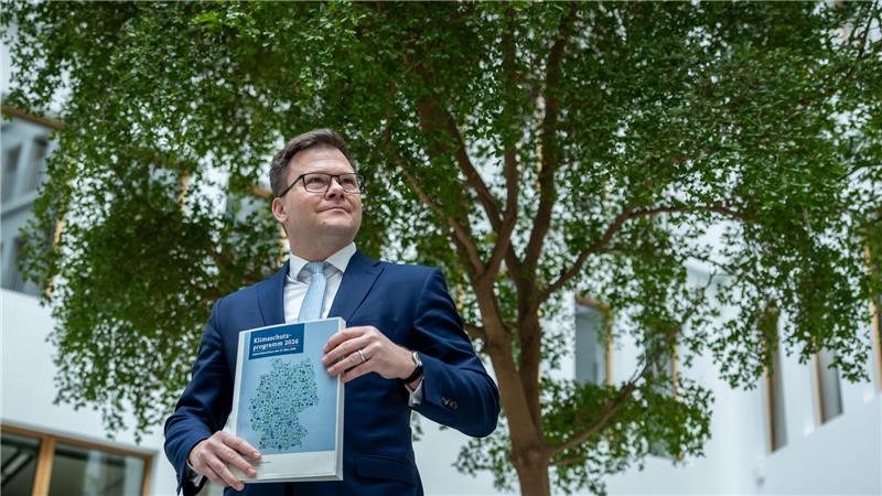 Umweltminister Carsten Schneider (SPD) sieht das neue Klimaschutzprogramm als Fortschritt - steckt aber auch reichlich Kritik dafür ein.