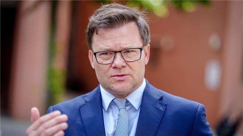 Umweltminister Carsten Schneider droht mit einer Vertragsstrafe, falls Unternehmen ersteigerte Windkraft-Flächen auf See zurückgeben wollen.