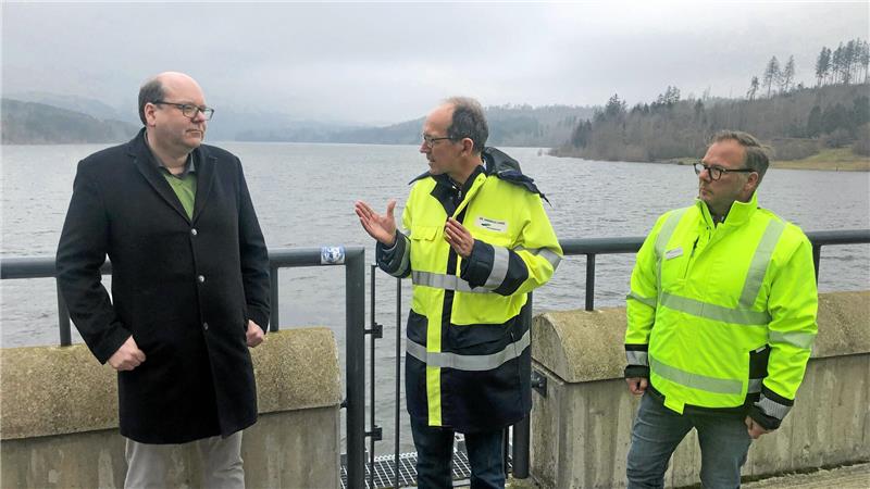 Umweltminister Christian Meyer (l.) informiert sich im März 2023 auf dem Damm der Granetalsperre über die Pläne der Harzwasserwerke, den Damm um bis zu zwölf Meter zu erhöhen. HWW-Abteilungsleiter Andreas Lange und Geschäftsführer Lars Schmidt (r.) erläutern die Überlegungen.