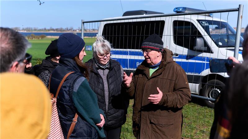 Verletzter Buckelwal – Gutachten am Dienstag erwartet Umweltminister Till Backhaus (SPD) war über Ostern mehrfach vor Ort.