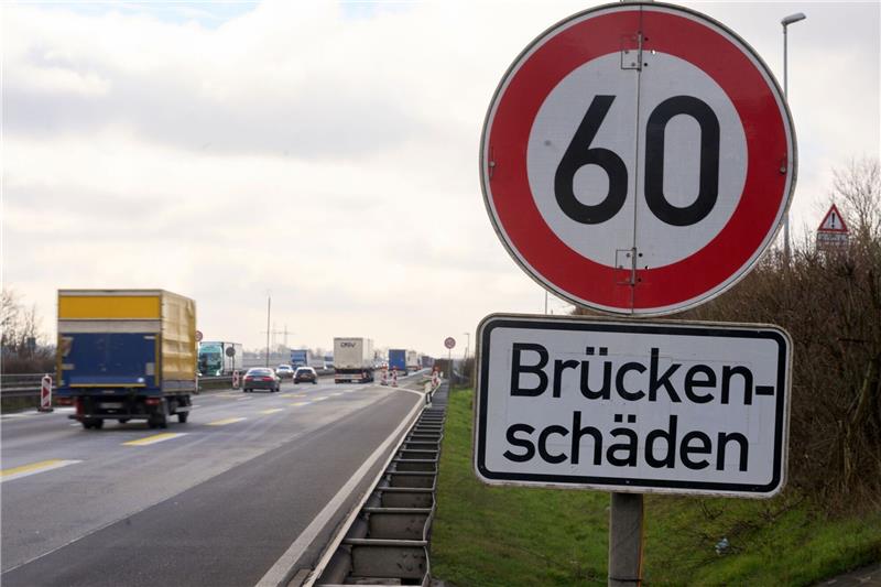 Umweltressort sieht Prognose des Verkehrsministers skeptisch Umweltministerin Lemke plädiert dafür, sich bei Bauarbeiten zuerst auf das vorhandene Autobahnnetz zu konzentrieren, vor allem auf Hunderte sanierungsbedürftige Brücken.