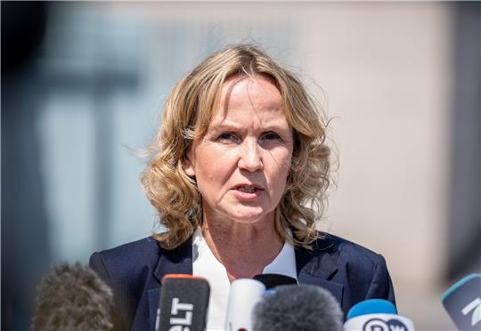 Umweltministerin Steffi Lemke (Bündnis 90/Die Grünen) spricht bei einem Pressestatement.